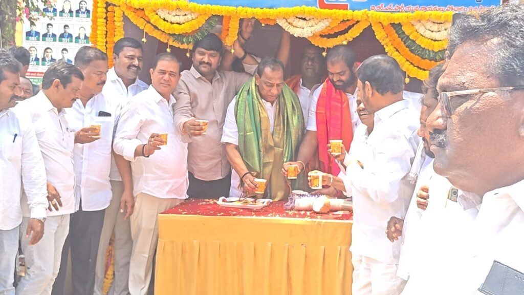 సామల సందీప్ రెడ్డి ఆధ్వర్యంలో చలివేంద్ర ప్రారంభోత్సవ కార్యక్రమంలో పాల్గొన్న మెట్టు బాల్ రెడ్డి