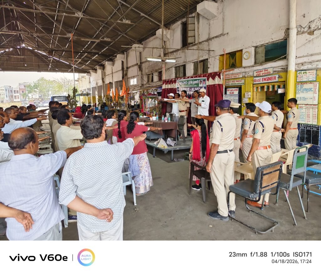 *కామారెడ్డి RTC ప్రాంగణంలో “Arrive Alive” రహదారి భద్రత అవగాహన కార్యక్రమం ఘనంగా ముగింపు*