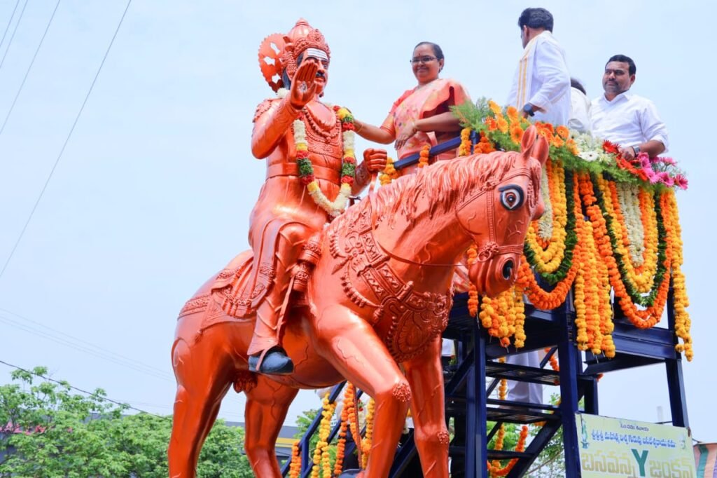 బసవేశ్వర జయంతి ఉత్సవాలు..-బసవేశ్వర విగ్రహానికి జిల్లా కలెక్టర్ కె హైమావతి పూలమాల వేసి నివాళులర్పించారు..
