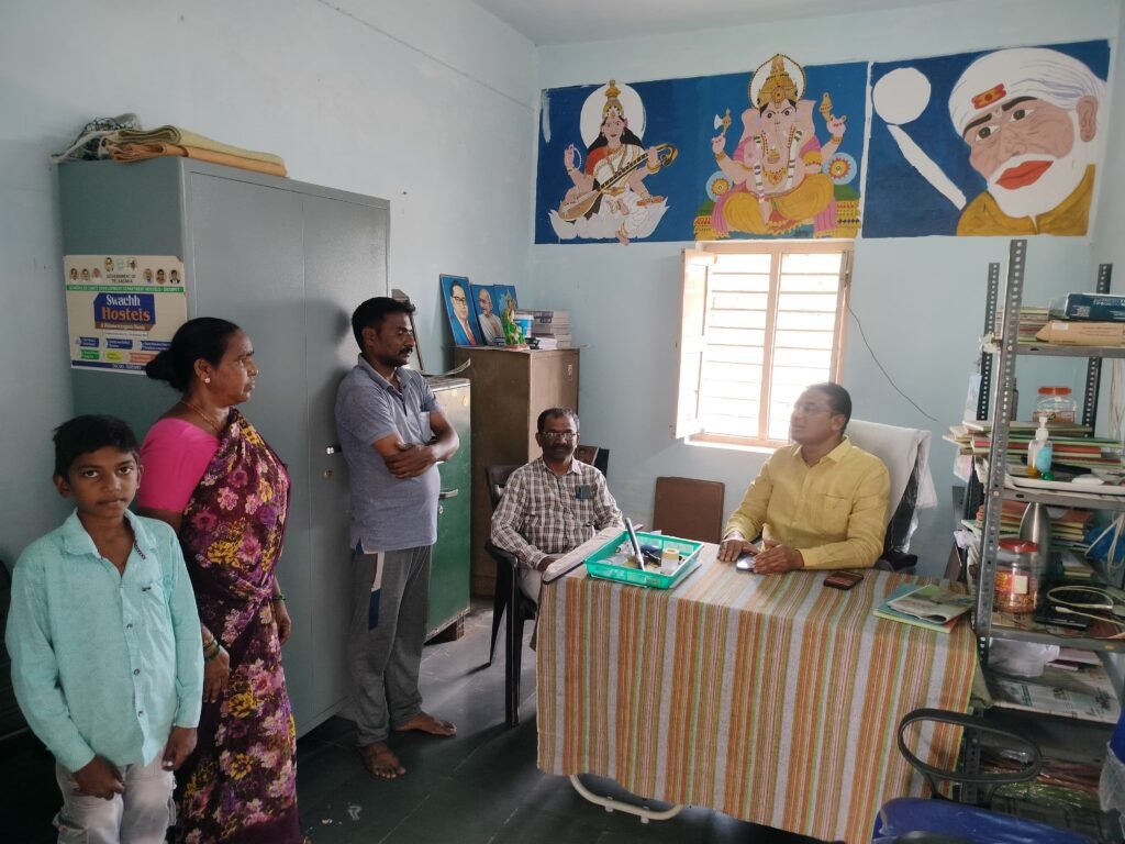 బెజ్జంకిలోని ఎస్సీ హాస్టల్‌ నీ సందర్శించిన  బెజ్జంకి తహసీల్దార్ శ్రీకాంత్