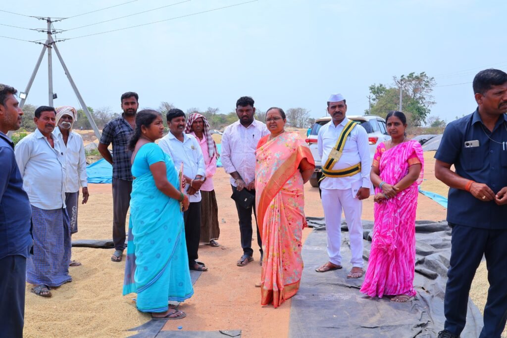 కోహెడ మండలం లోని బస్వాపూర్ గ్రామంలో గల ఐకేపి సెంటర్ ను, సందర్శించిన జిల్లా కలెక్టర్..