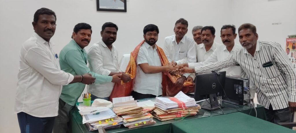 పదవి బాధ్యతలు స్వీకరించిన తహసీల్దార్ సురేష్ <br>శుభాకాంక్షలు తెలిపిన ఎమ్మార్పీఎస్  అంబేద్కర్ సంఘం నాయకులు