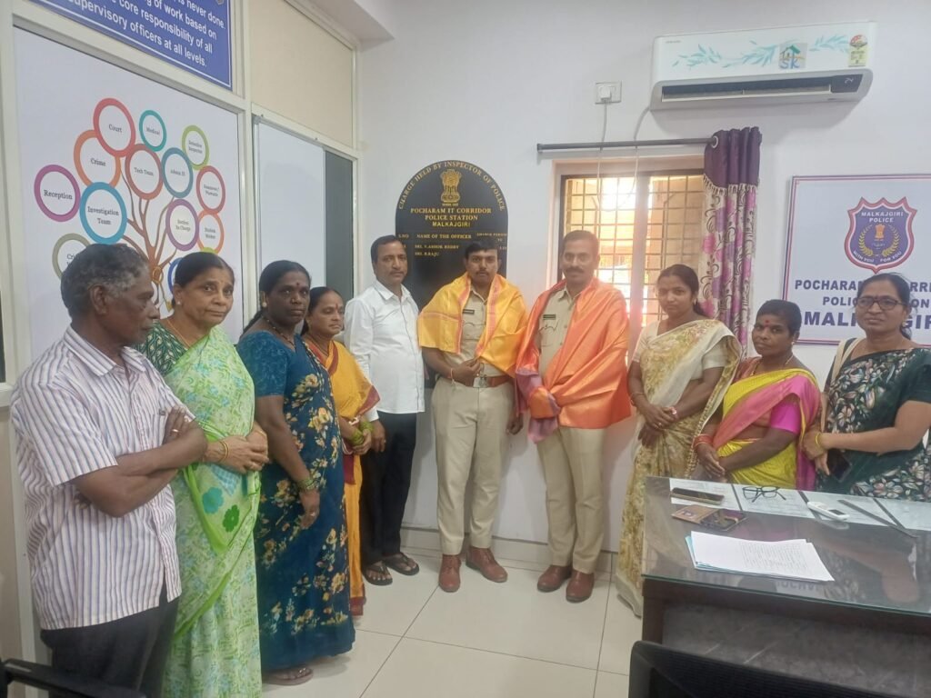 పోచారం సిఐ ఎస్ఐలను సన్మానించిన సిపిఎం నేతలు*