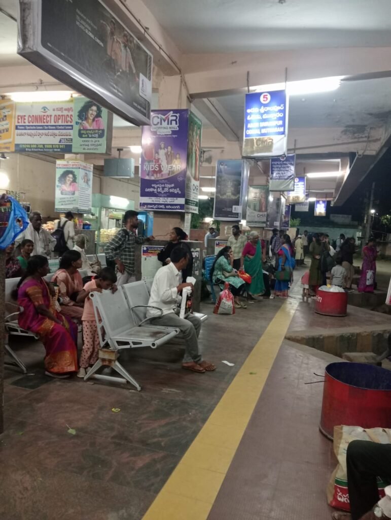 మంతిని బస్టాండ్ లో బస్సు లు లేక ప్రయాణికుల ఇబ్బందులు.<br>