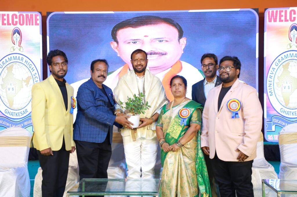 మినర్వా హై స్కూల్ వార్షికోత్సవం లో పాల్గొన్న వజ్రష్ యాదవ్