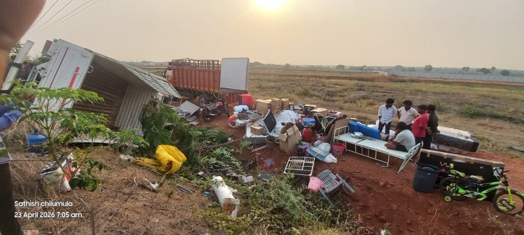 కరీంనగర్–హైదరాబాద్ మార్గంలో డీసీఎం వ్యాన్ బోల్తా  తృటిలో తప్పిన ప్రమాదం