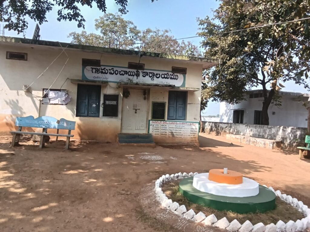 పందిళ్ళపల్లి వ్యవహారంలో ముఖం చాటేసిన మాటూరు పంచాయతీ కార్యదర్శి&nbsp; రోజుకు మూడుసార్లు ఫోన్ చేసినా అందుబాటులోకి రాని అవినీతిపంచాయతీ కార్యదర్శి జిల్లాస్థాయి అధికారులకు తెలియపరచిన చింతకాని ఎంపిఓ నివేదిక ఇచ్చినట్లు సమాచారం నిజమేనా