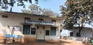 పందిళ్ళపల్లి వ్యవహారంలో ముఖం చాటేసిన మాటూరు పంచాయతీ కార్యదర్శి రోజుకు మూడుసార్లు ఫోన్ చేసినా అందుబాటులోకి రాని అవినీతిపంచాయతీ కార్యదర్శి జిల్లాస్థాయి అధికారులకు తెలియపరచిన చింతకాని ఎంపిఓ నివేదిక ఇచ్చినట్లు సమాచారం నిజమేనా