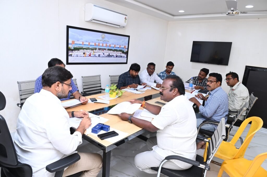 అభివృద్ధి పనులు యుద్ధప్రాతిపదికన చేపట్టాలి*     * నగర సుందరీకరణకు అంచనాలు రూపొందించాలి  * రోడ్ల నిర్మాణంలో నాణ్యత ఉండాలి  * ప్రజల వినతులపై వెంటనే స్పందించాలి