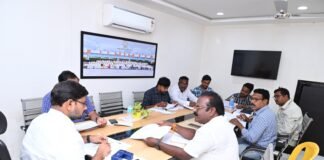 అభివృద్ధి పనులు యుద్ధప్రాతిపదికన చేపట్టాలి* * నగర సుందరీకరణకు అంచనాలు రూపొందించాలి * రోడ్ల నిర్మాణంలో నాణ్యత ఉండాలి * ప్రజల వినతులపై వెంటనే స్పందించాలి