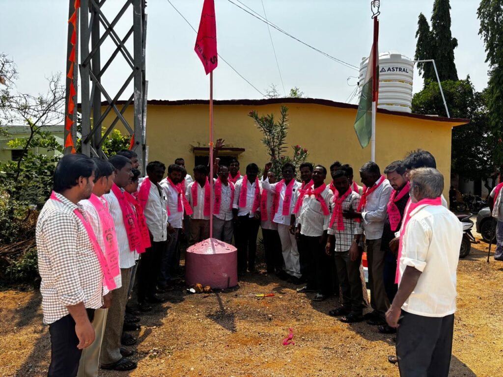 షాబాద్ మండలం అప్పారెడ్డి గూడ గ్రామంలో 26వ ఆవిర్భావ దినోత్సవంను ఘనంగా నిర్వహించిన BRS నాయకులు