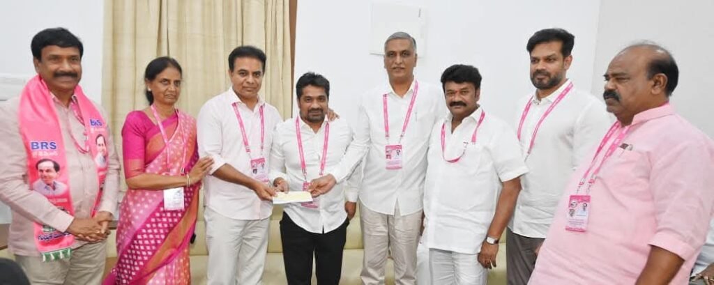 పట్నం అవినాష్ రెడ్డి పార్టీ ఫండ్ కొరకు 10 లక్షల రూపాయల చెక్కును పార్టీ వర్కింగ్ ప్రెసిడెంట్ కేటీఆర్ కి అందచేశారు.