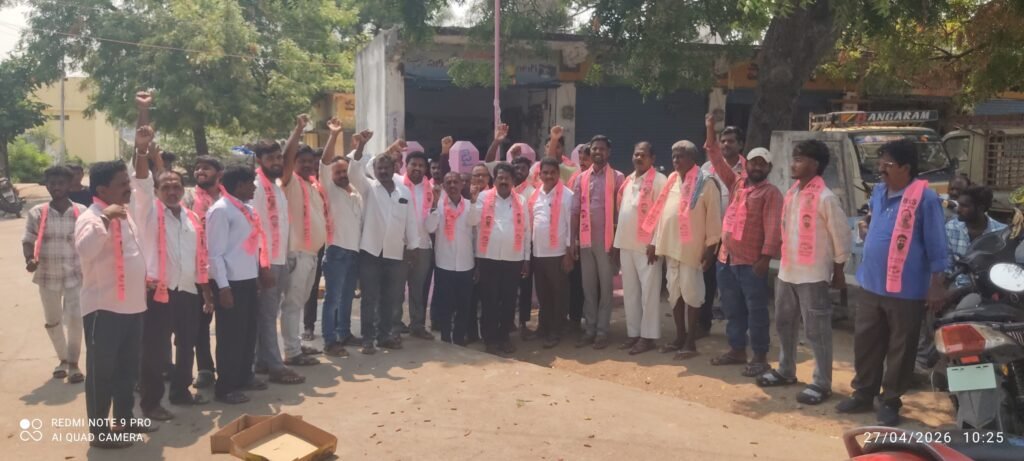 ఘనంగా బిఆర్ఎస్ పార్టీ ఆవిర్భావ దినోత్సవం వేడుకలు<br><br>ఉప సర్పంచ్ కస్తూరి శ్రీనాథ్<br> <br>బిఆర్ ఎస్ పార్టీ నాయకులు<br>