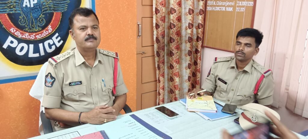 తవణంపల్లి పోలీస్ స్టేషన్ ను సందర్శించిన చిత్తూరు రూరల్ సీఐ శ్రీధర్ నాయుడు.