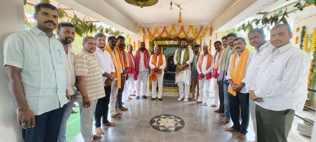 పోలారం తండాలో గల శ్రీకృష్ణ గుడి 22వ వార్షికోత్సవంలో పాల్గొన్న ఎమ్మెల్యే కాలే యాదయ్య, గ్రంథాలయ చైర్మన్ మధుసూదన్ రెడ్డి, గుడి మల్కాపుర్ మార్కెట్ కమిటీ వైస్ చైర్మన్ కావలి చెంద్రశేఖర్