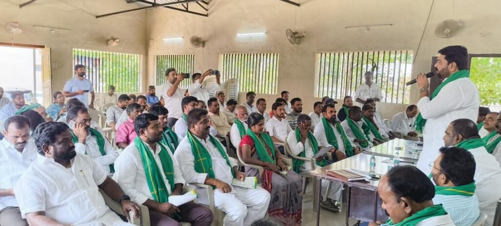 వ్యవసాయ శాస్త్రవేత్తలతో రైతులకు ముఖాముఖి సమావేశం షాబాద్ రైతు వేదికలో నిర్వహించిన కార్యక్రమంలో పాల్గొన్న రంగారెడ్డి జిల్లా గ్రంధాలయ సంస్థ చైర్మన్ ఎలుగంటి మధుసూదన్ రెడ్డి