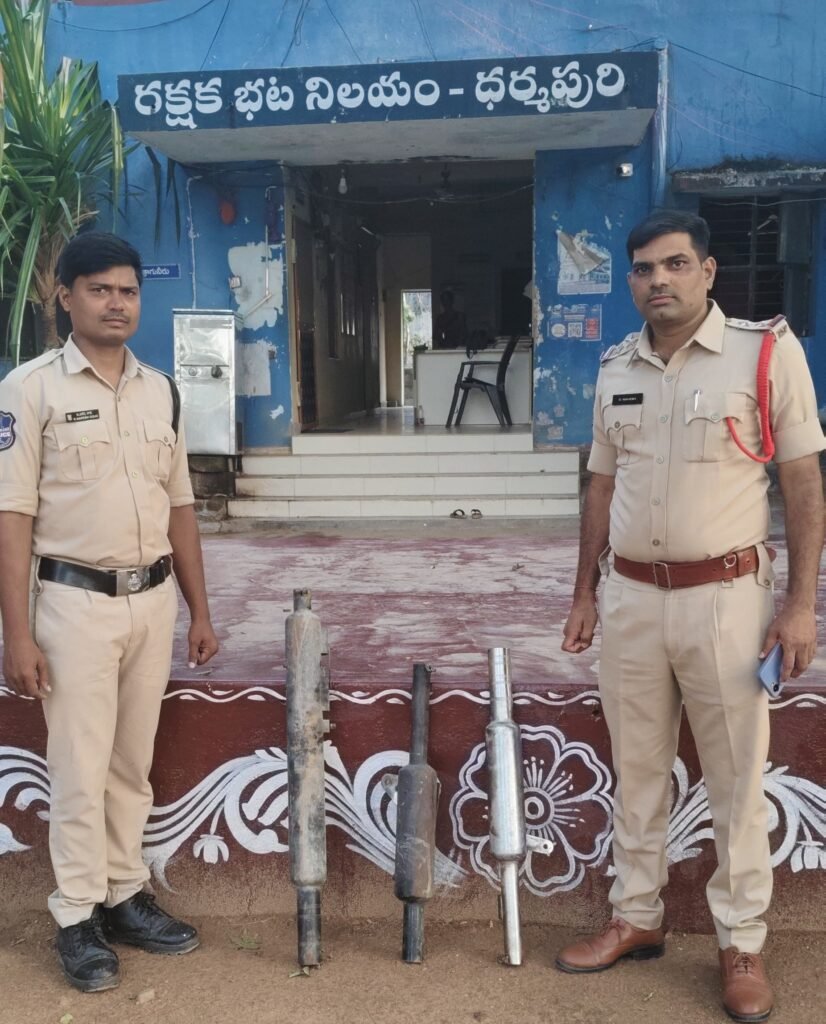 ధర్మపురిలో ట్రాఫిక్ ఆంక్షలు విధించిన ఎస్సై మహేష్