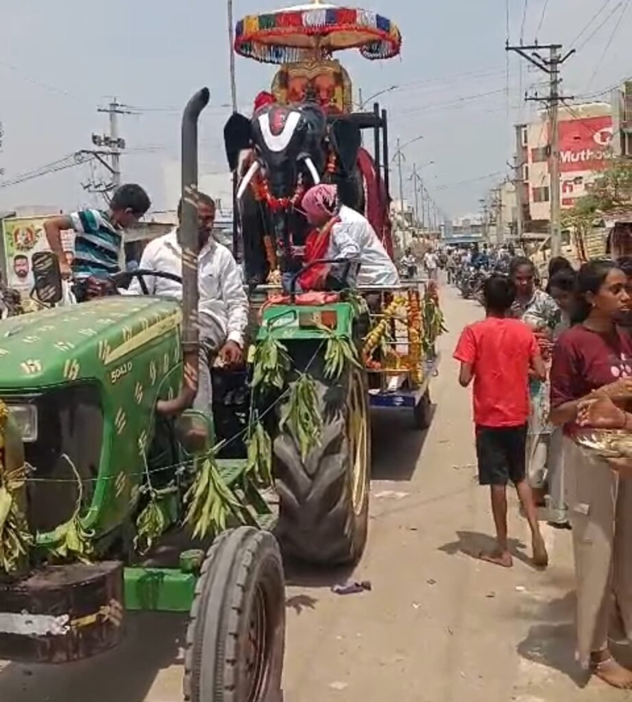 గజవాహనంపై భక్తులకు దర్శనమిచ్చిన లక్ష్మీ నరసింహ స్వామి