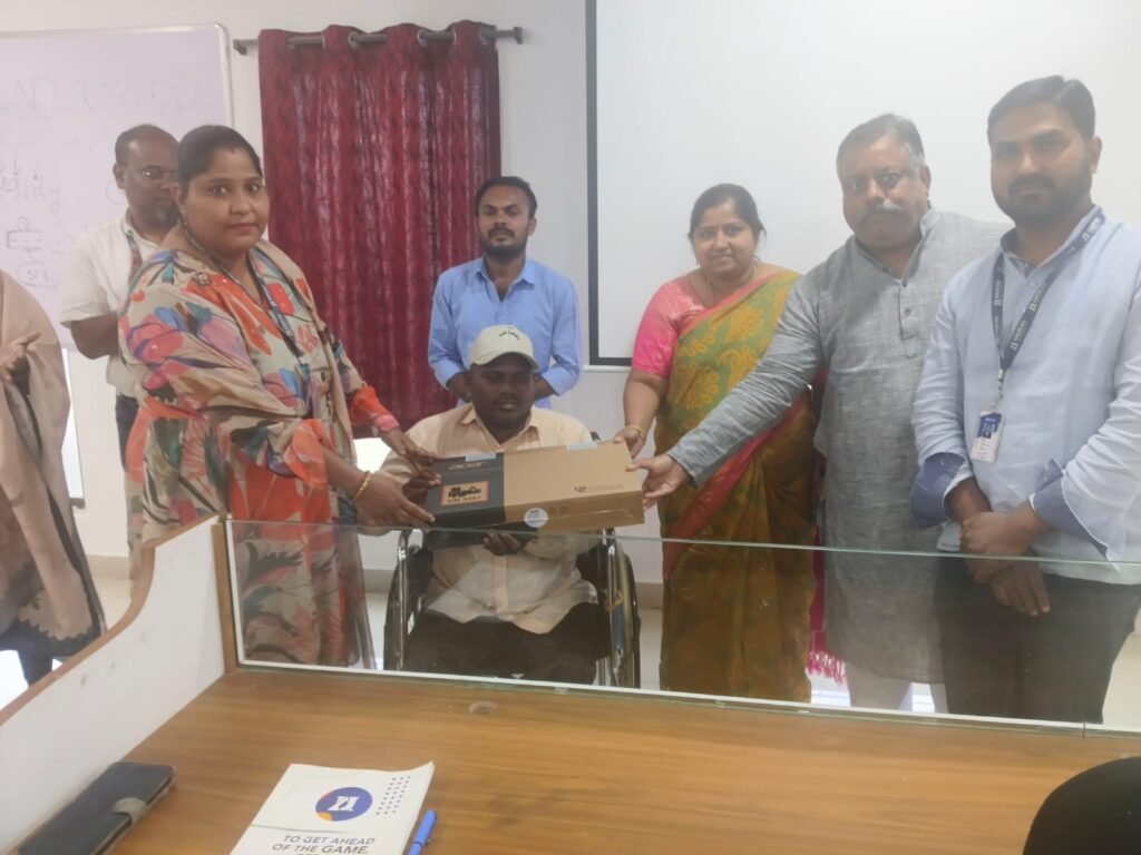 సహాయ కార్యక్రమంతో ముందుకు అనురాగ్ విశ్వవిద్యాలయం – యువకుడికి ల్యాప్టాప్ అందజేత