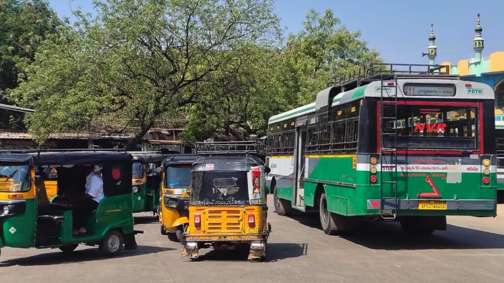 ప్రొద్దుటూరు పాత బస్టాండ్ వద్ద ..ఆటో.. అరాచకం..ప్రయాణికులపై రాక్షసత్వం.!