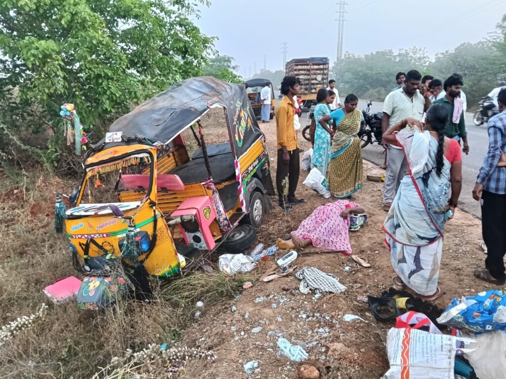 చిన్నారికట్ల వద్ద వ్యవసాయకులీలు  ఆటొ బొల్తా… పలువురికి గాయాలు