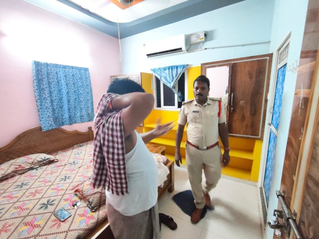 ఐ.పి.ఎల్ క్రికెట్ టోర్నమెంట్ నేపథ్యంలో బద్వేలు పట్టణం లోని లాడ్జిలలో ఆకస్మిక తనిఖీ నిర్వహించిన బద్వేలు అర్బన్ ఎస్.ఐ ఆర్.వి కొండారెడ్డి