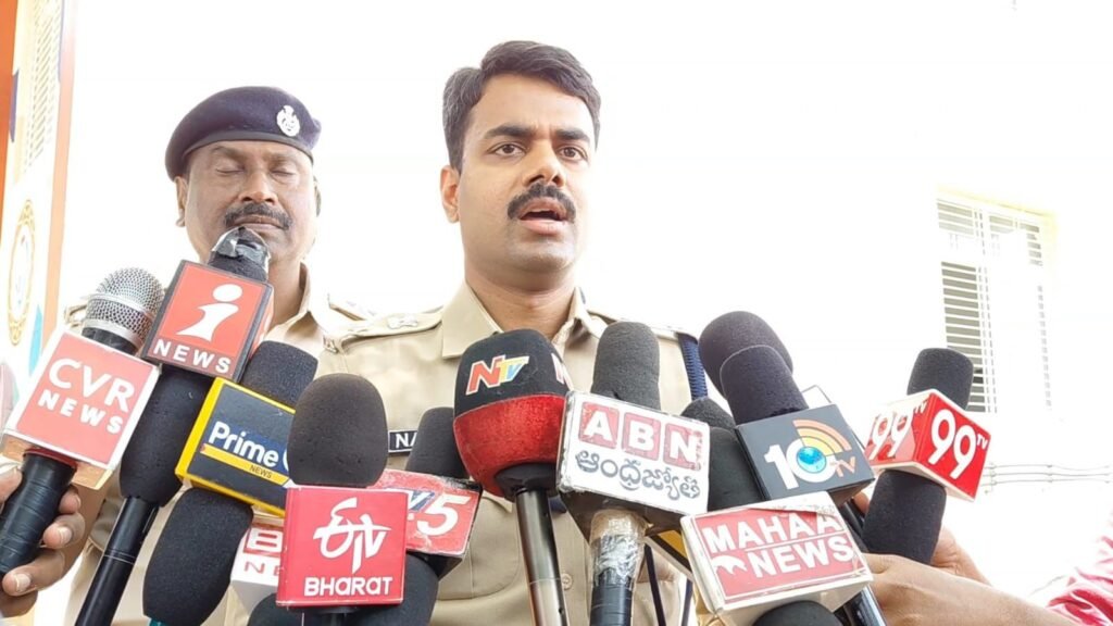 నిందితుడు వెంకటేష్ చేతిలో గాయపడ్డ పోలీసులు..పోలీసులను పరామర్శించిన కడప  జిల్లా ఎస్పీ నచికిత్ విశ్వనాథ్