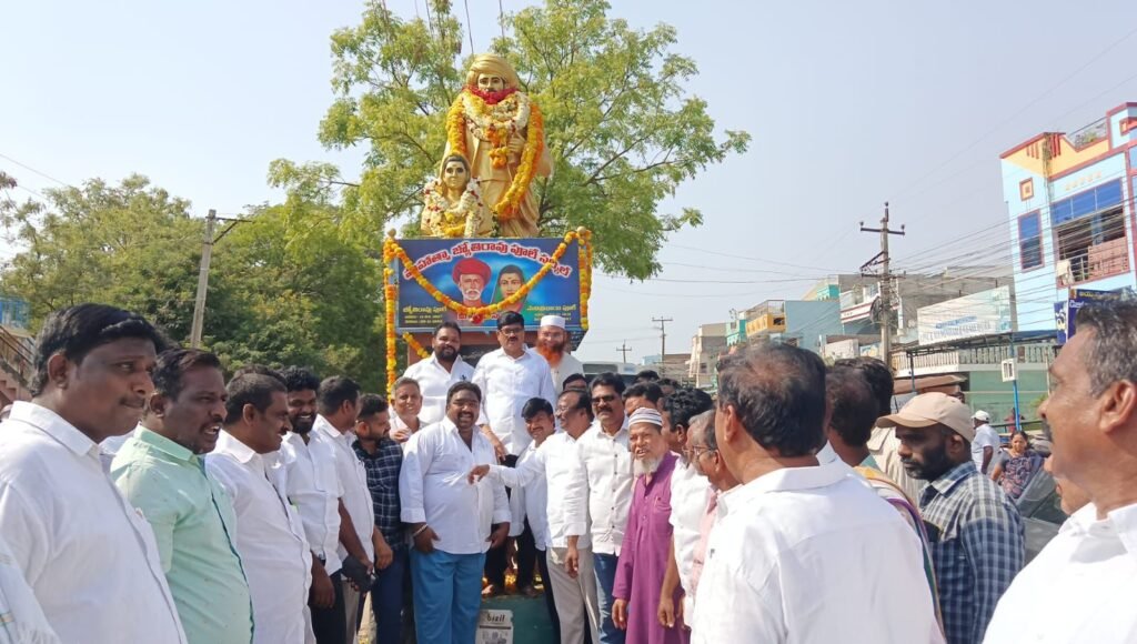 జ్యోతిరావు పూలే గారి జయంతి సందర్భంగా నివాళులర్పించిన ఉమ్మడి కడప జిల్లా డీసీసీ బ్యాంక్ చైర్మన్ మంచూరు సూర్యనారాయణ రెడ్డి