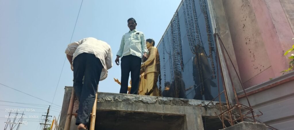 గాంధీ సెంటర్లో విగ్రహాలు కట్టించారు సరే..! మెట్లు మరిచారు..