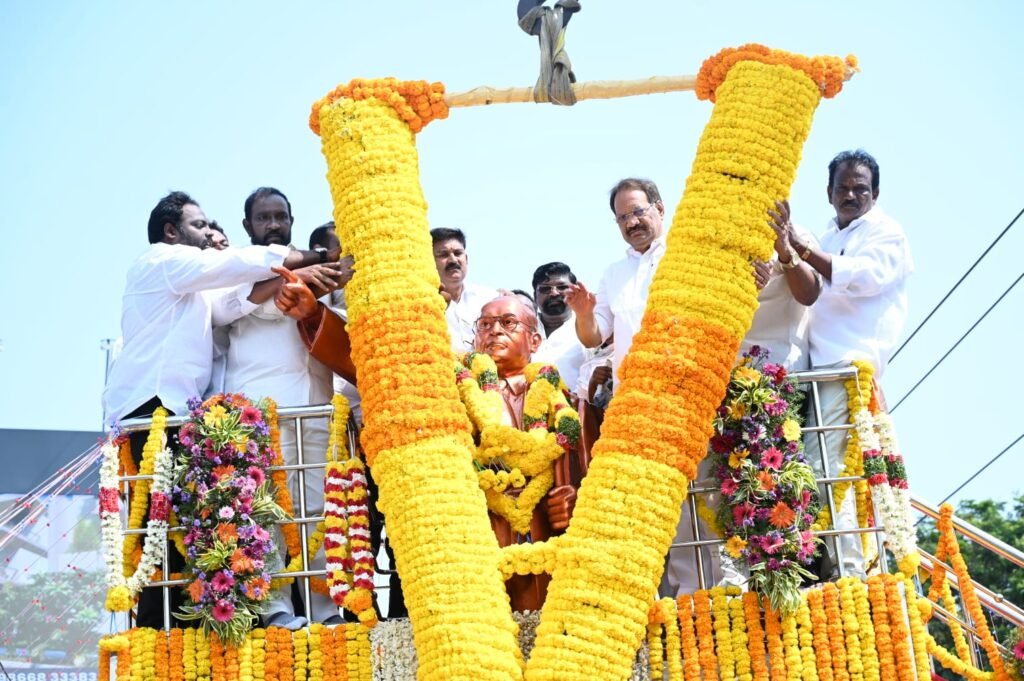 నీరాజనాలు అందుకున్న నిత్య స్మరణీయుడు డా బి ఆర్ అంబేద్కర్