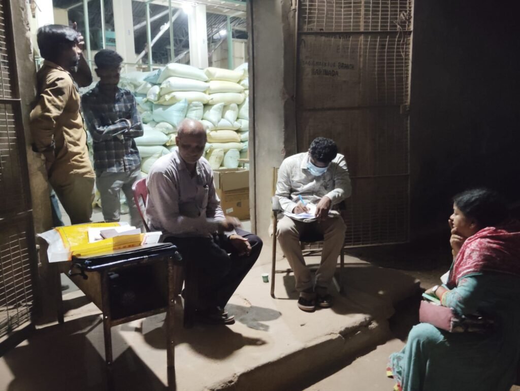 కాకినాడ పోర్టు వద్ద పీడీఎస్ బియ్యం అక్రమ ఎగుమతి బహిర్గతం  910 టన్నుల బాయిల్డ్ రైస్ సీజ్,,