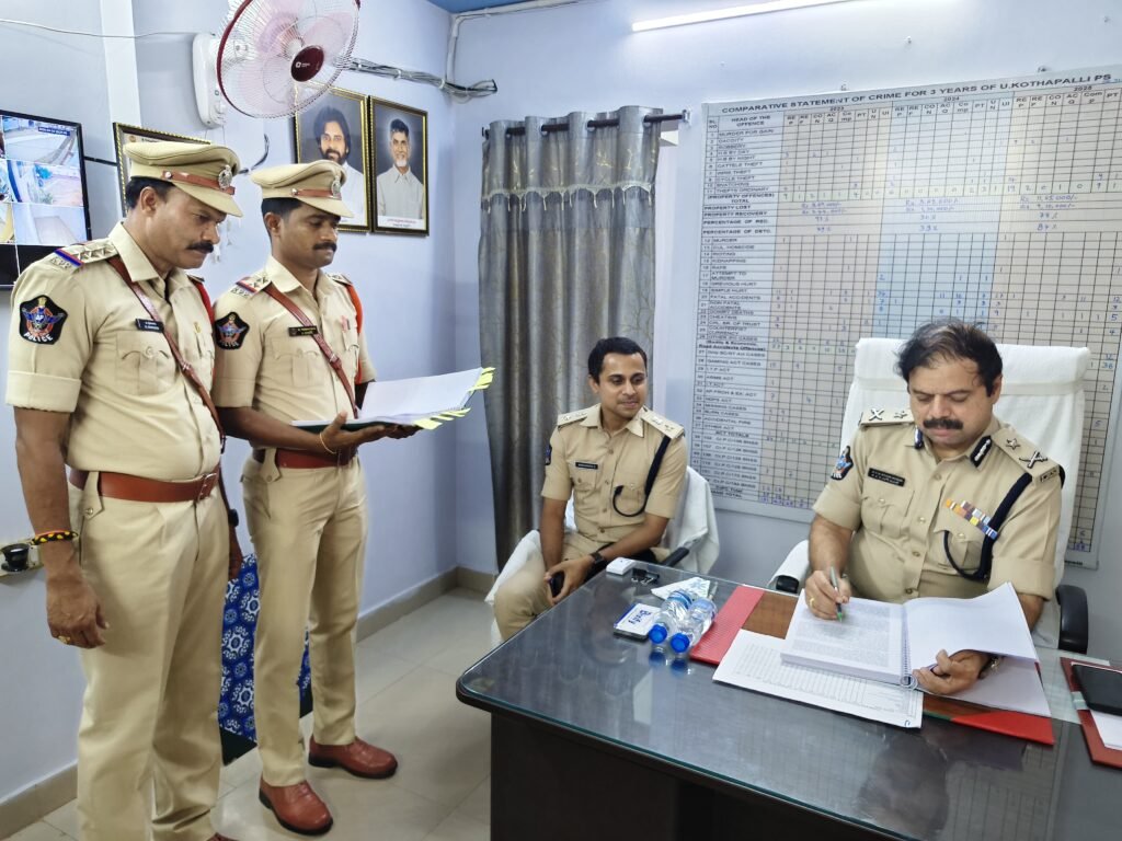 కాకినాడ 2 టౌన్ లా అండ్ ఆర్డర్ పోలీస్ స్టేషన్, ఇంద్రపాలెం పోలీస్ స్టేషన్‌ మరియు యు.కొత్తపల్లి పోలీస్ స్టేషన్లలో, తనిఖీ, ఏలూరు రేంజ్ ఐజీ శ్రీ జి.వి.జి. అశోక్ కుమార్