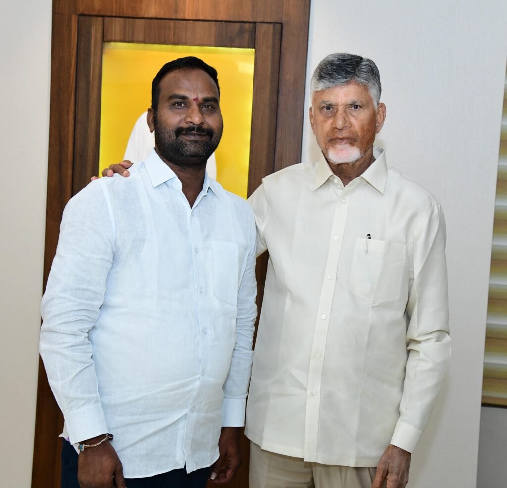 బద్వేలు యువ నాయకులు చెరుకూరి రవి కుమార్ నాయుడు,,నారా చంద్రబాబు నాయుడు,ని మర్యాదపూర్వకంగా కలిశారు