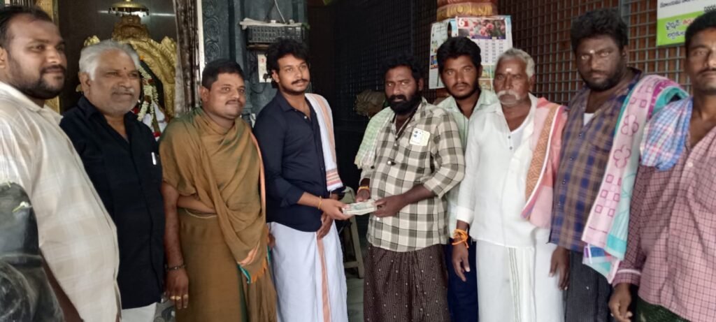 పోగొట్టుకున్న లక్ష రూపాయలు నగదు సొమ్మును ఇచ్చి  నిజాయితీని చాటుకున్న అర్చకులు సాయిరాం