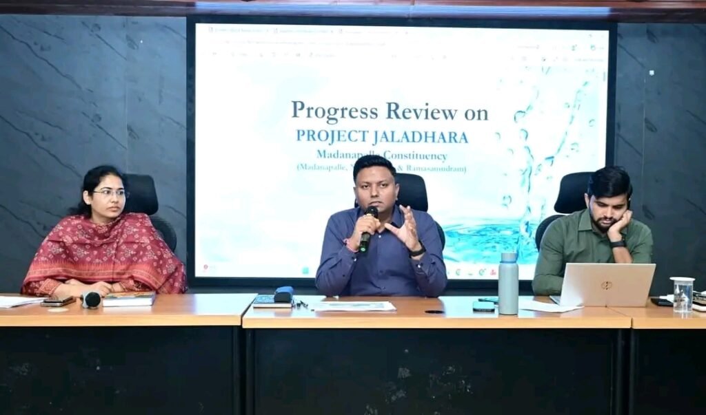 నీటి ప్రవాహ మార్గాల పునరుద్ధరణతో ప్రతి చెరువుకు నీరు చేరేలా చర్యలు తీసుకోవాలి,,జిల్లా కలెక్టర్ నిశాంత్ కుమార్