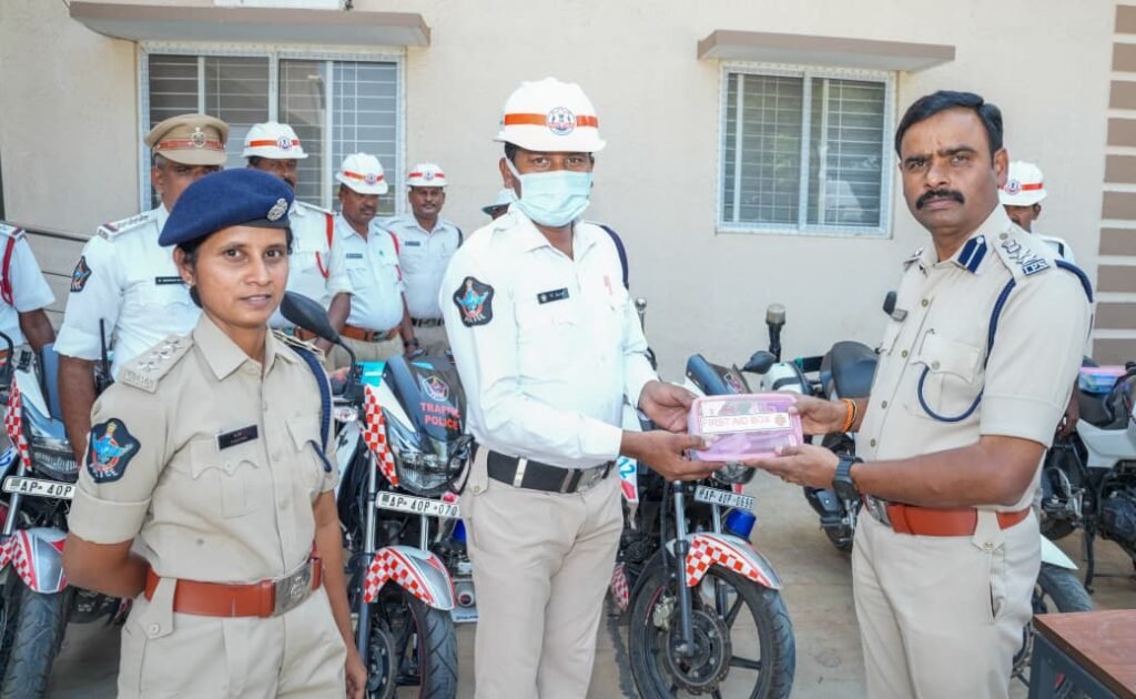 ట్రాఫిక్ పోలీస్ సిబ్బందికి మెడికల్ కిట్ల పంపిణీ.  – జిల్లా ఎస్పీ శ్రీ ఎల్. సుబ్బరాయుడు, ఐపిఎస్