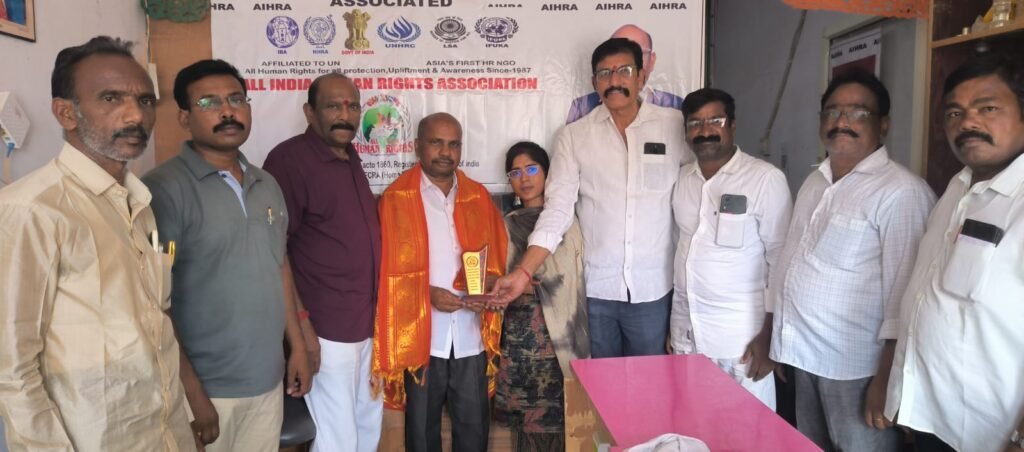 మానవ హక్కులసంఘంఆధ్వర్యం లోబాలస్వామికి ఘన సన్మానం