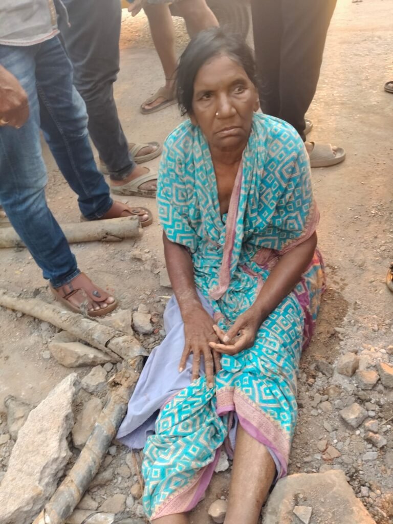 గడ్డ విరిగి కాలువలో పడిపోయిందివృద్ధురాలు కు గాయాలయ్యాయి