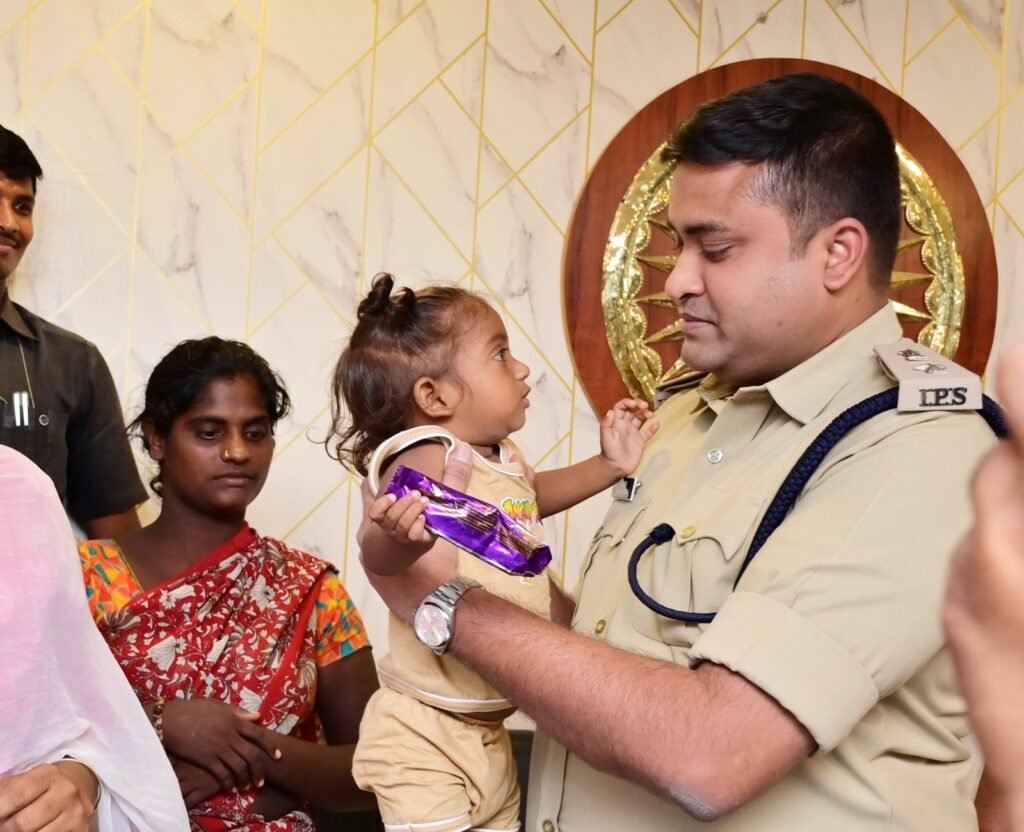 24 గంటల్లోనే కిడ్నాప్ గురైన 10 నెలల బాలుడిని సురక్షితంగా తన తల్లికి అప్పగించిన కృష్ణా జిల్లా పోలీసులు..జిల్లా ఎస్పీ