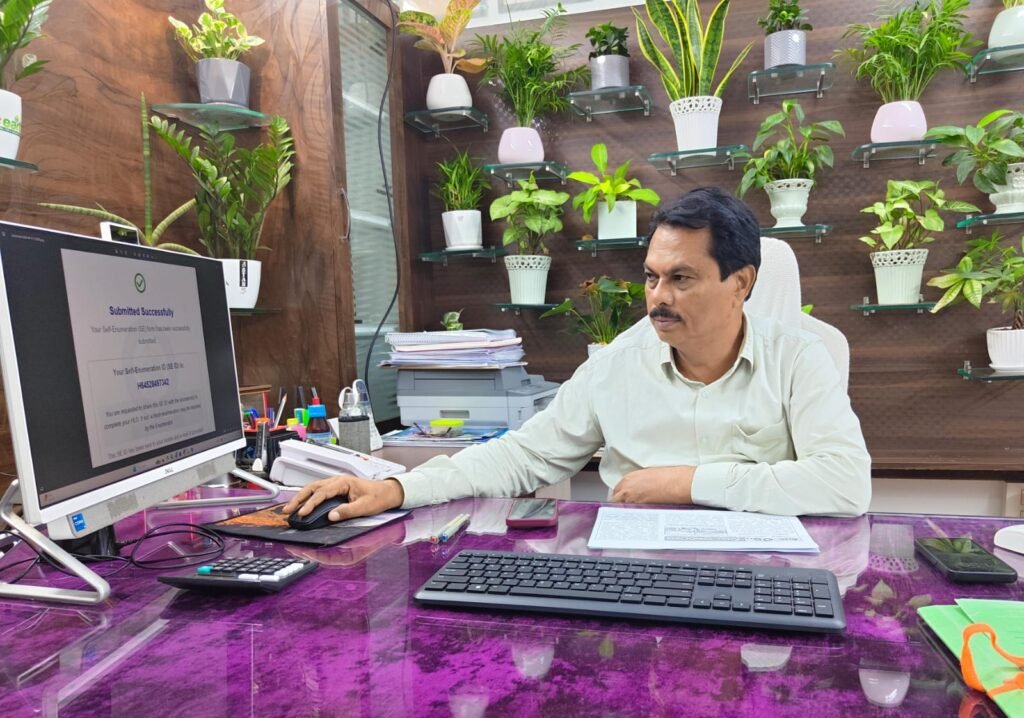 సెల్ఫ్ ఎన్యూమరేషన్ పూర్తి చేసిన ఎంటీఎంసీ కమీషనర్ – ప్రజలు వెంటనే నమోదు పూర్తి చేయాలని విజ్ఞప్తి