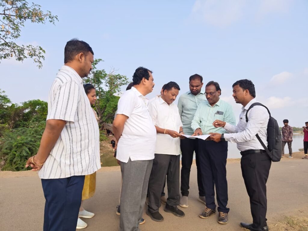 కాజా చెరువు వాకింగ్ ట్రాక్ ,పార్కు, నిడమర్రు ట్రాక్ అభివృద్ధి,పనులను పరిశీలించిన,,గరపాలక సంస్థ కమిషనర్ అలీమ్ భాషా.