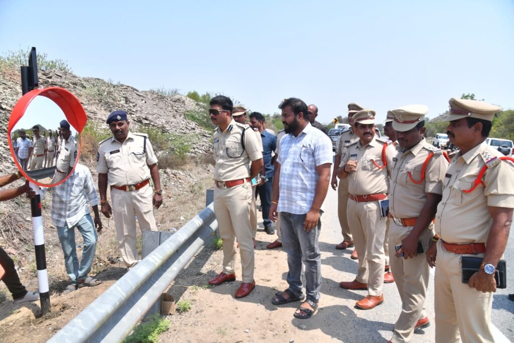 వాహనం నడిపే సమయంలో బ్లాక్ స్పాట్స్ వద్ద ఏర్పాటు చేసిన కుంభాకార దర్పణాలను గమనించి జాగ్రత్తగా ప్రయాణిద్దాం… ప్రమాదాలను నివారిద్దాం: జిల్లా ఎస్పీ