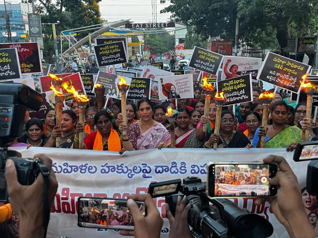 విజయవాడ నడిబొడ్డున మహిళలు కాగడాల ప్రదర్శన  మహిళా బిల్లు విషయంలో కాంగ్రెస్ కుట్ర పూరితంగా వ్యవహరించింది.  మహిళా మోర్చా ఆధ్వర్యంలో అక్రోశ ర్యాలీ