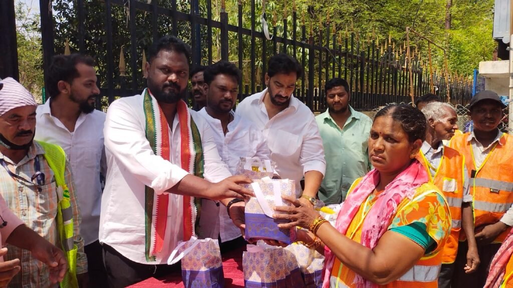 కార్మికులే దేశ శక్తి మేడే వేడుకల్లో పారిశుద్ధ్య కార్మికులకు ఘన సన్మానం ప్రత్యేక బహుమతులు అందించి అభినందించిన అరవింద్ నాయుడు
