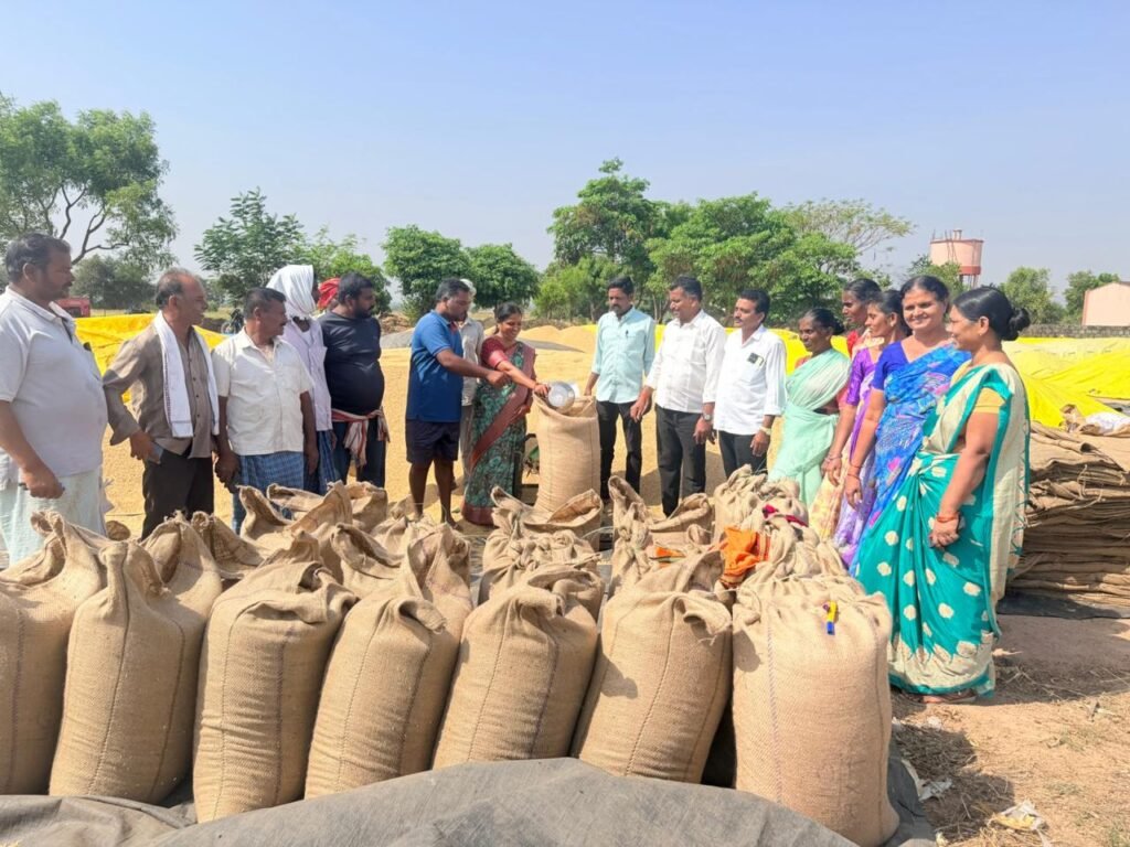 లక్ష్మిపూర్‌లో వడ్ల కొనుగోలు కేంద్రం ప్రారంభించిన సర్పంచ్ ముక్కిస కవిత