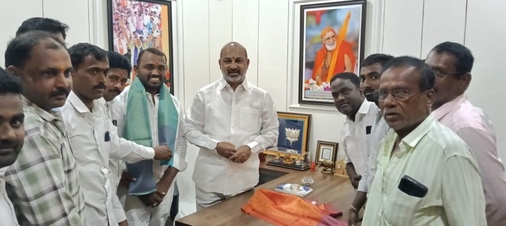 కేంద్రమంత్రి బండి సంజయ్ ని కలిసిన గుగ్గిళ్ళ గ్రామ గౌడ కులస్తులు   ఎల్లమ్మ గుడి పునర్నిర్మాణం, బోర్, నిధులు మంజూరుకీ వినతిపత్రం అందజేత