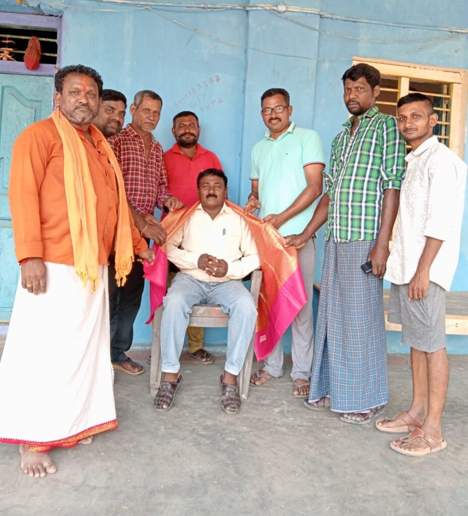 ప్రజావాణి రిపోర్టర్ ను సన్మానించిన మాజీ సర్పంచ్ మరియు గ్రామస్తులు