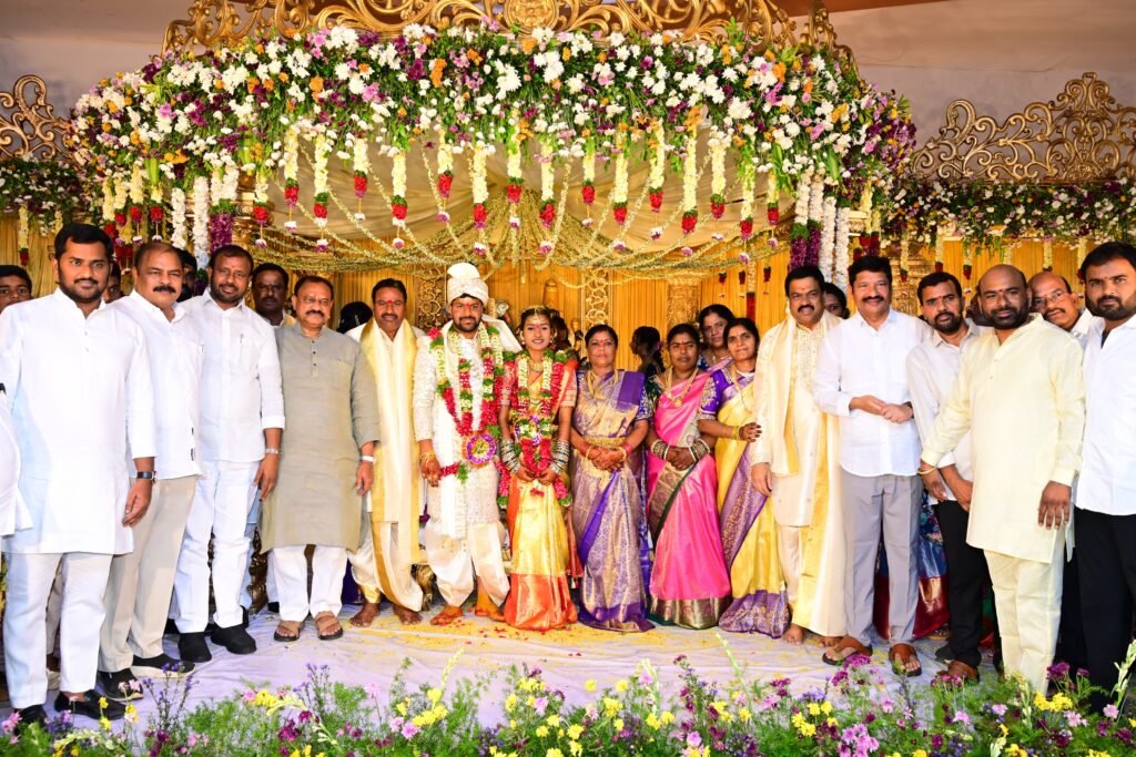 వేముల మహేష్ గౌడ్ అన్న కొడుకు అభిషేక్ గౌడ్ – శ్రీజ వివాహ వేడుకల్లో పాల్గొన్న బొమ్మ మహేష్ కుమార్ గౌడ్