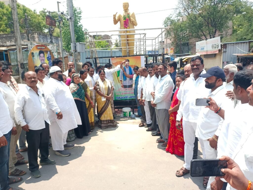 ఘట్కేసర్ రైల్వే వంతెన నిధుల మంజూరుపై సీఎం చిత్రపటానికి పాలాభిషేకం