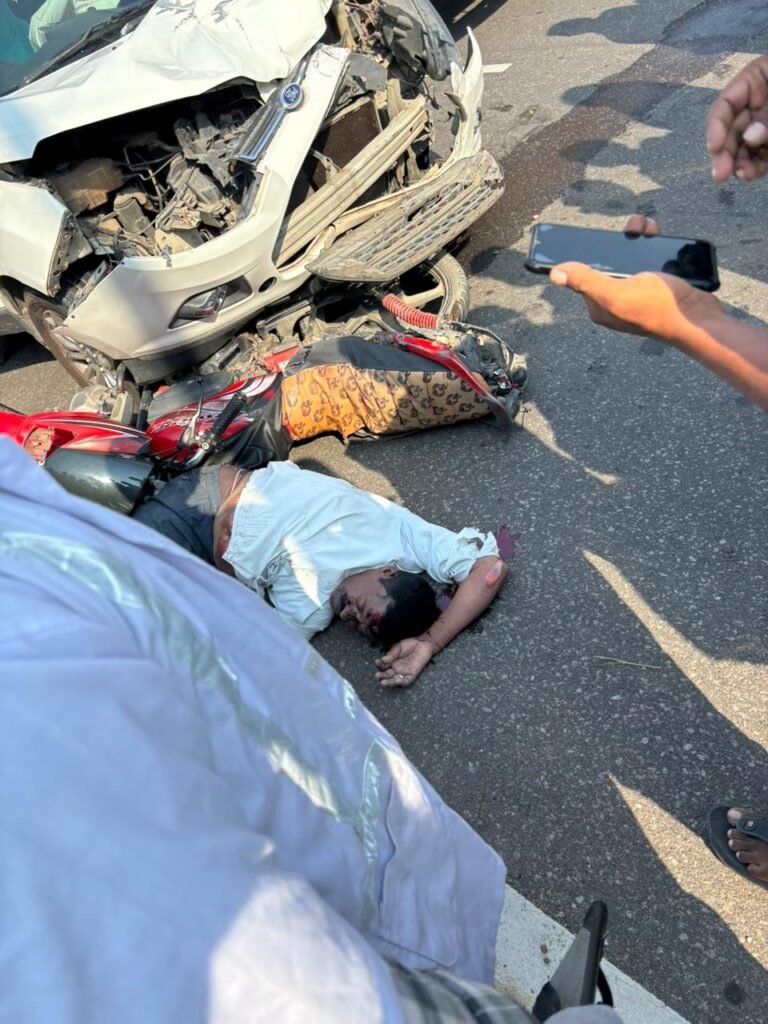 సిరిసిల్లలో ఘోర రోడ్డు ప్రమాదం<br><br><br>ఒకదానికొకటి డికొన్నట్టు సమాచారం.<br>